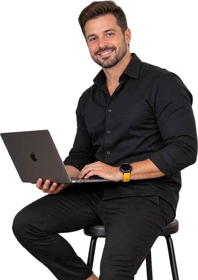 Especialista de SEO da AZZ sentado com notebook