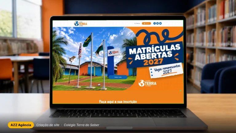 Notebook com o site do Colégio Terra do Saber desenvolvido pela AZZ Agência